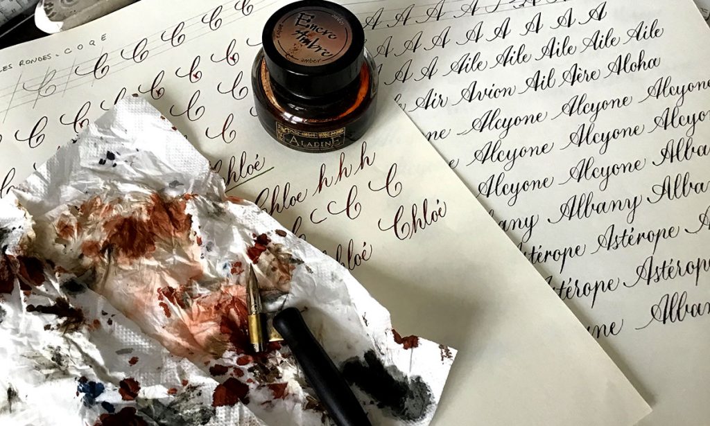 calligraphie anglaise, copperplate, encre, plume, porte-plume coudé